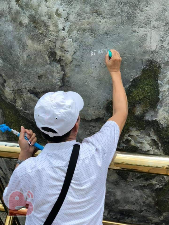 Khu du lịch Bà Nà Hills nhanh chóng khắc phục sự cố du khách vẽ bậy ở Cầu Vàng - Ảnh 1.