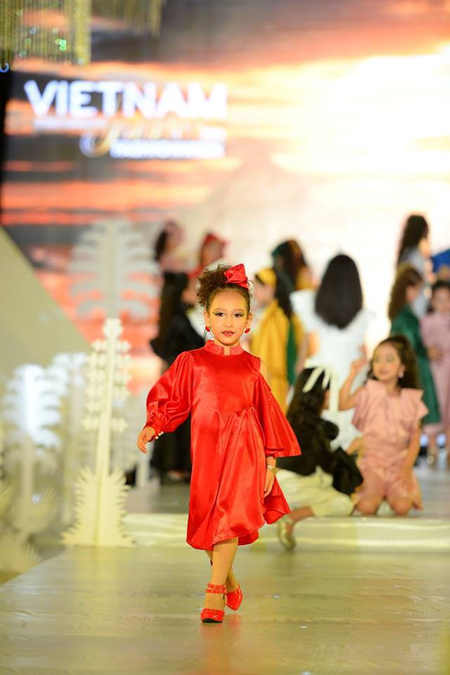 Tuần lễ Thời trang trẻ em quốc tế Việt Nam 2019 mang đậm nét văn hóa của các quốc gia trên thế giới - Ảnh 3.