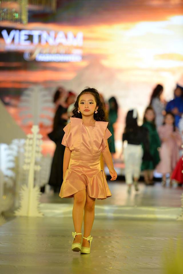 Tuần lễ Thời trang trẻ em quốc tế Việt Nam 2019 mang đậm nét văn hóa của các quốc gia trên thế giới - Ảnh 5.