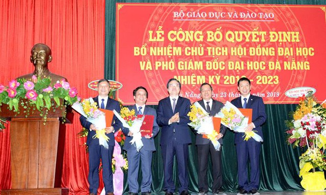 Bộ trưởng Phùng Xuân Nhạ trao Quyết định bổ nhiệm Chủ tịch Hội đồng Đại học và Phó Giám đốc Đại học Đà Nẵng - Ảnh 1.