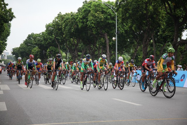 300 tay đua tham gia Cuộc đua xe đạp Về Điện Biên Phủ 2019 - Ảnh 1.