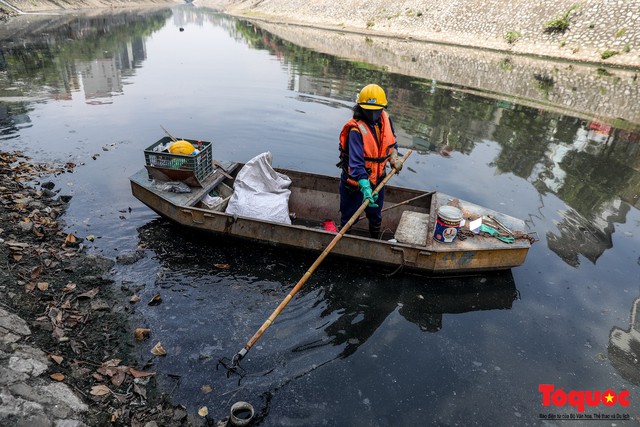 Tình trạng đen ngòm, hôi thối của sông Tô Lịch trước thông tin Hà Nội sẽ thí điểm làm sạch bằng công nghệ Nhật Bản - Ảnh 4.