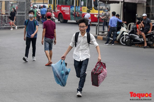 Người dân ùn ùn về quê nghỉ lễ, cửa ngõ Hà Nội tắc nghẽn  trước nghỉ lễ 30/4 - 1/5 - Ảnh 5.