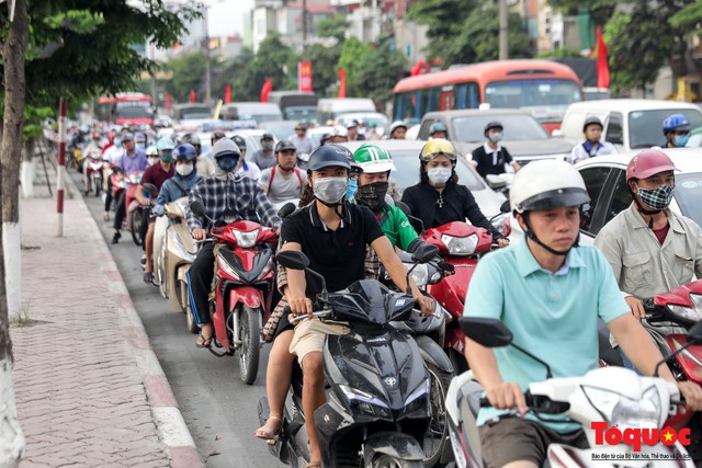 Người dân ùn ùn về quê nghỉ lễ, cửa ngõ Hà Nội tắc nghẽn  trước nghỉ lễ 30/4 - 1/5 - Ảnh 2.