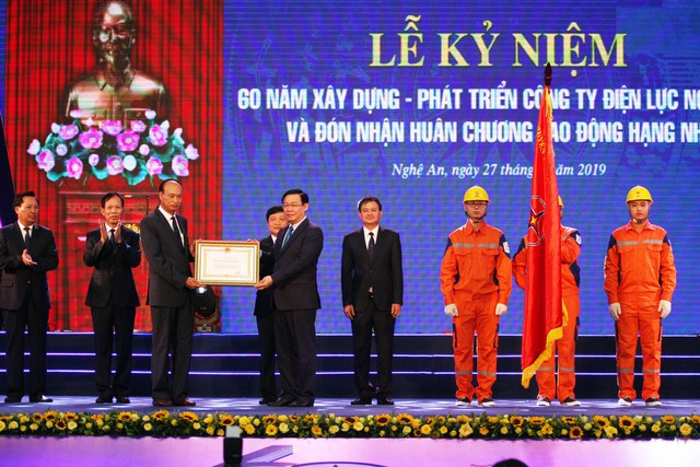 Phó Thủ tướng Vương Đình Huệ đã tới dự và trao Huân chương Lao động hạng Nhì cho Công ty Điện lực Nghệ An - Ảnh 1.