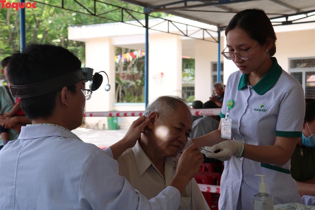 Khám và trao tặng 1.000 thiết bị trợ thính cho bệnh nhân khiếm thính tại Quảng Ngãi - Ảnh 2.