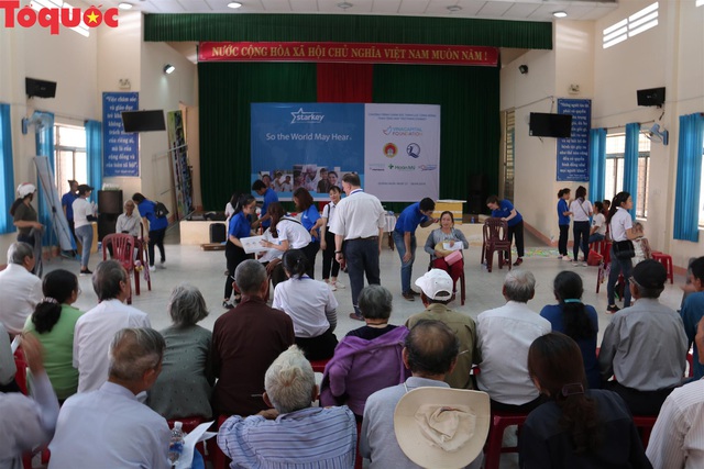 Khám và trao tặng 1.000 thiết bị trợ thính cho bệnh nhân khiếm thính tại Quảng Ngãi - Ảnh 1.