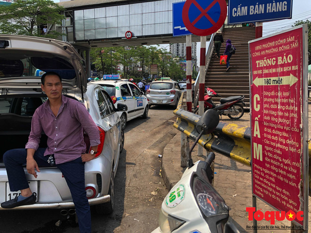 Vắng bóng CSGT, taxi hoạt động bát nháo, gây ách tắc trước cổng bệnh viện Bạch Mai - Ảnh 4.