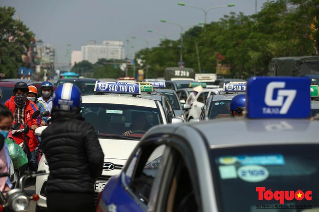Vắng bóng CSGT, taxi hoạt động bát nháo, gây ách tắc trước cổng bệnh viện Bạch Mai - Ảnh 9.