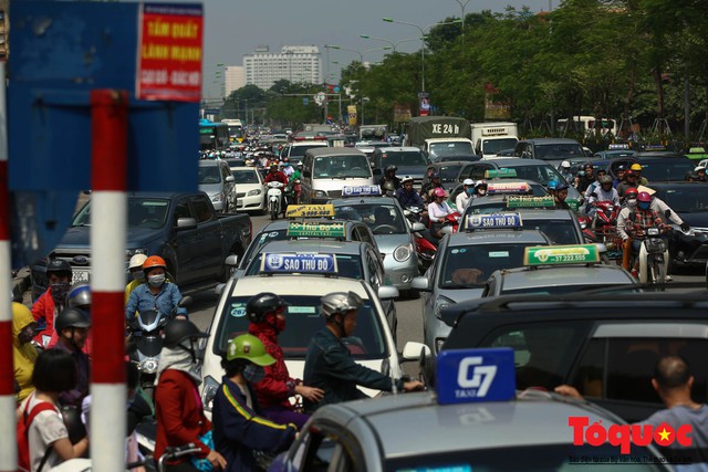Vắng bóng CSGT, taxi hoạt động bát nháo, gây ách tắc trước cổng bệnh viện Bạch Mai - Ảnh 7.