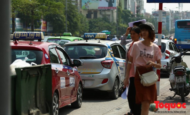 Vắng bóng CSGT, taxi hoạt động bát nháo, gây ách tắc trước cổng bệnh viện Bạch Mai - Ảnh 8.