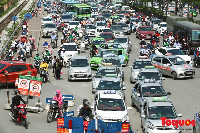 Vắng bóng CSGT, taxi hoạt động bát nháo, gây ách tắc trước cổng bệnh viện Bạch Mai - Ảnh 10.