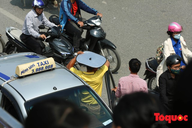 Vắng bóng CSGT, taxi hoạt động bát nháo, gây ách tắc trước cổng bệnh viện Bạch Mai - Ảnh 5.
