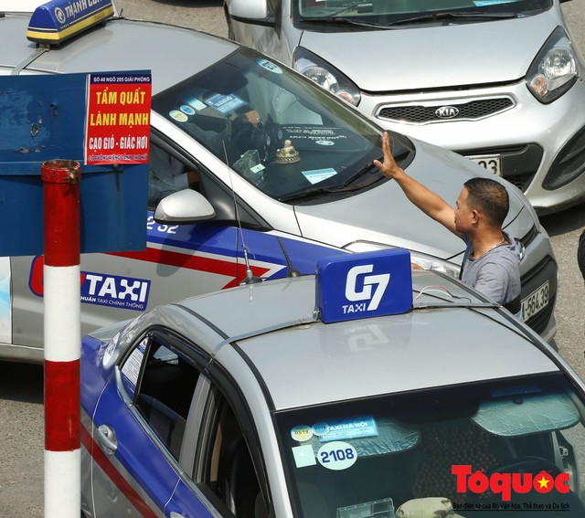 Vắng bóng CSGT, taxi hoạt động bát nháo, gây ách tắc trước cổng bệnh viện Bạch Mai - Ảnh 3.