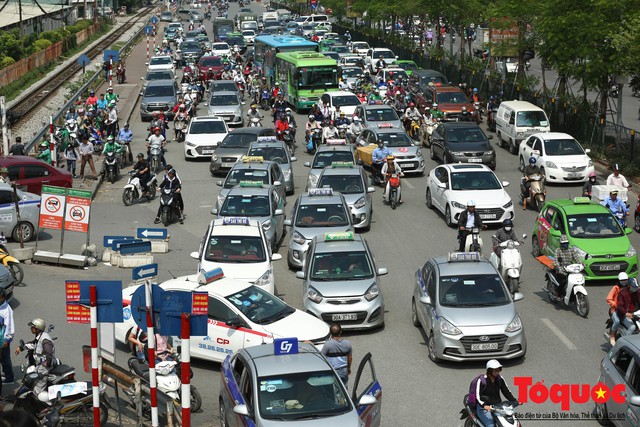 Vắng bóng CSGT, taxi hoạt động bát nháo, gây ách tắc trước cổng bệnh viện Bạch Mai - Ảnh 6.