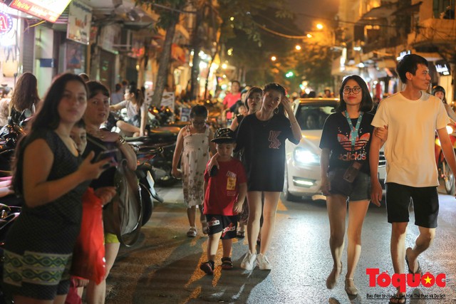 Hà Nội: Lấn chiếm vỉa hè, người dân phố cổ biến lòng đường thành bãi gửi xe cắt cổ - Ảnh 11.