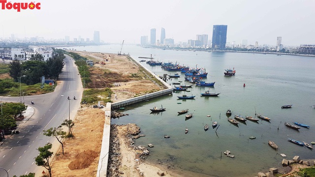 Thủ tướng yêu cầu Đà Nẵng kiểm tra, xử lý việc lấn sông Hàn làm dự án - Ảnh 1.
