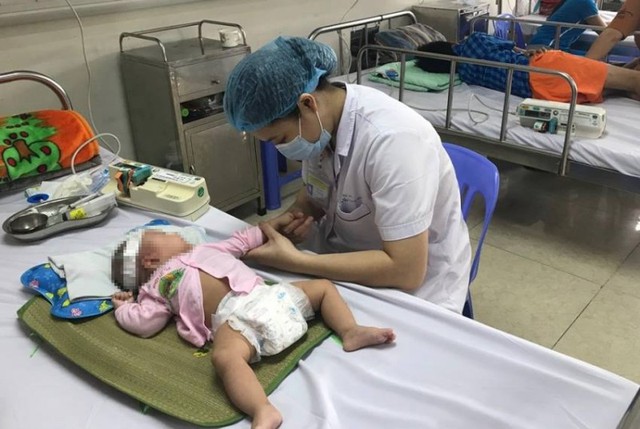 Bệnh viện Nhi Trung ương tiếp nhận nhiều trẻ viêm màng não - Ảnh 1.