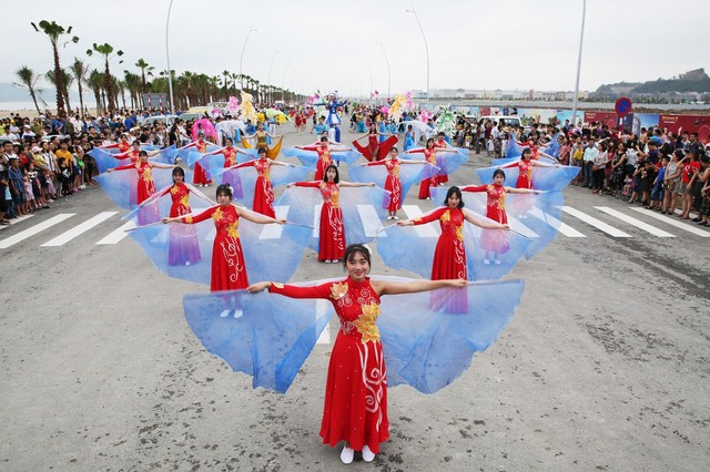 Bờ biển Bãi Cháy sôi động tưng bừng với màn diễu hành Carnaval dịp nghỉ lễ 30-4, 1-5 - Ảnh 3.
