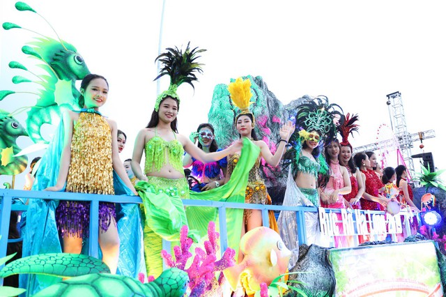 Bờ biển Bãi Cháy sôi động tưng bừng với màn diễu hành Carnaval dịp nghỉ lễ 30-4, 1-5 - Ảnh 4.