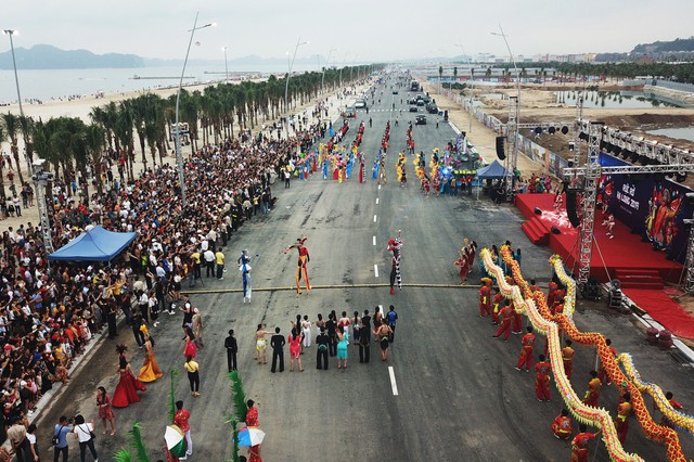 Bờ biển Bãi Cháy sôi động tưng bừng với màn diễu hành Carnaval dịp nghỉ lễ 30-4, 1-5 - Ảnh 7.