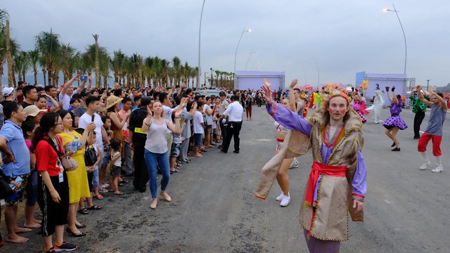 Bờ biển Bãi Cháy sôi động tưng bừng với màn diễu hành Carnaval dịp nghỉ lễ 30-4, 1-5 - Ảnh 8.