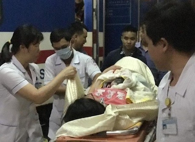 Một em bé vừa chào đời trên tàu SE4 từ TPHCM  ra Quảng Ngãi - Ảnh 1.