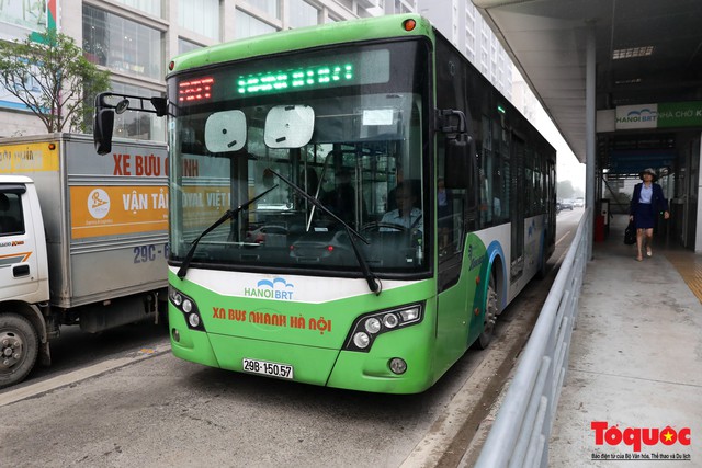 Bài 4: Dự án xe buýt nhanh BRT sau hơn 2 năm triển khai: Tạt đầu, lấn làn và nhích từng mét là chuyện cơm bữa - Ảnh 1.