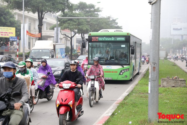 Bài 4: Dự án xe buýt nhanh BRT sau hơn 2 năm triển khai: Tạt đầu, lấn làn và nhích từng mét là chuyện cơm bữa - Ảnh 2.