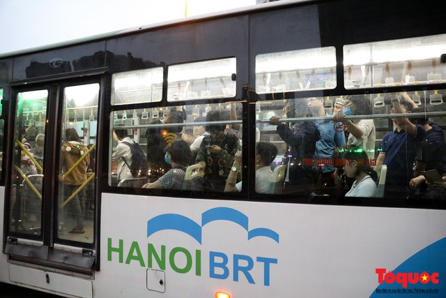 Bài 4: Dự án xe buýt nhanh BRT sau hơn 2 năm triển khai: Tạt đầu, lấn làn và nhích từng mét là chuyện cơm bữa - Ảnh 10.