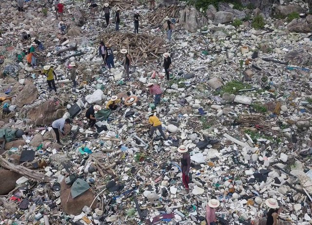 “Trào lưu dọn rác” của hàng trăm bạn trẻ Đà Nẵng tại bãi đá đen - Ảnh 1.