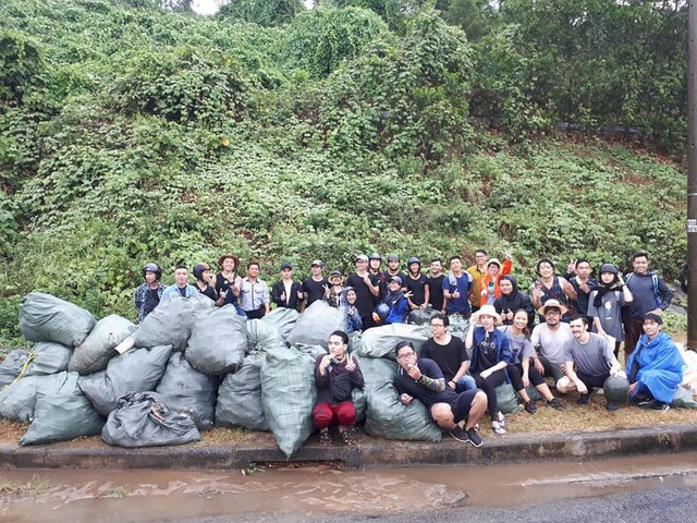 “Trào lưu dọn rác” của hàng trăm bạn trẻ Đà Nẵng tại bãi đá đen - Ảnh 5.