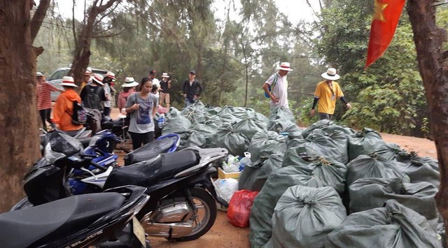 “Trào lưu dọn rác” của hàng trăm bạn trẻ Đà Nẵng tại bãi đá đen - Ảnh 4.
