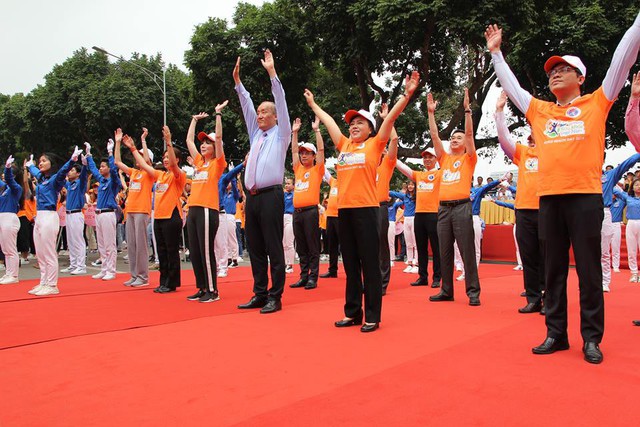 Bộ trưởng Y tế đi bộ 10.000 bước để hưởng ứng chương trình Sức khỏe Việt Nam - Ảnh 2.