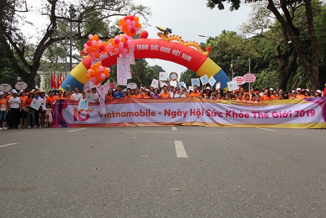 Bộ trưởng Y tế đi bộ 10.000 bước để hưởng ứng chương trình Sức khỏe Việt Nam - Ảnh 3.