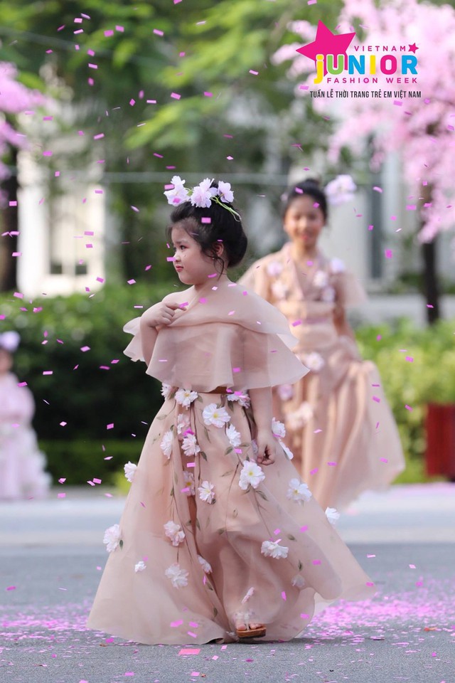 NTK Thảo Nguyễn mở màn ấn tượng trong Tuần lễ thời trang trẻ em 2019 - Ảnh 9.