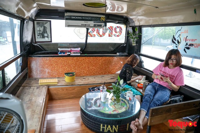 Chiếc xe bus phế thải biến thành quán cafe độc đáo ở Hà Đông, Hà Nội - Ảnh 5.