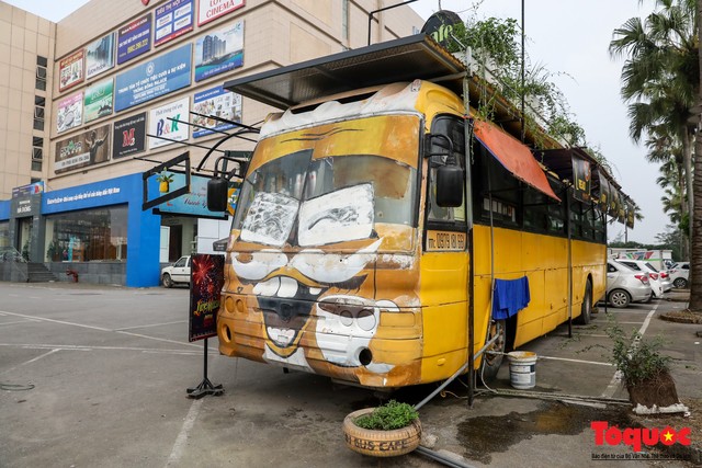 Chiếc xe bus phế thải biến thành quán cafe độc đáo ở Hà Đông, Hà Nội - Ảnh 1.