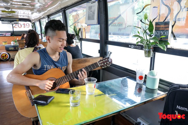 Chiếc xe bus phế thải biến thành quán cafe độc đáo ở Hà Đông, Hà Nội - Ảnh 13.