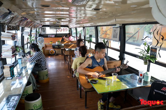 Chiếc xe bus phế thải biến thành quán cafe độc đáo ở Hà Đông, Hà Nội - Ảnh 3.