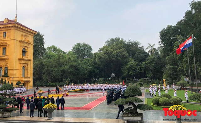 Thủ tướng Nguyễn Xuân Phúc chủ trì lễ đón chính thức Thủ tướng Vương quốc Hà Lan  - Ảnh 1.