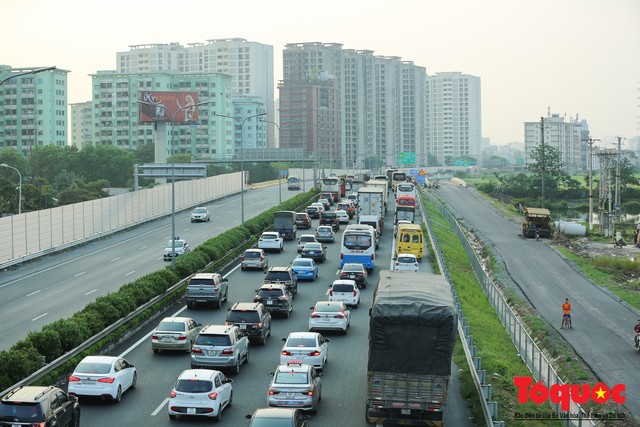 Người dân đổ về Hà Nội sau kì nghỉ, Hàng trăm ô tô xếp hàng dài 4km để vào thủ đô - Ảnh 1.