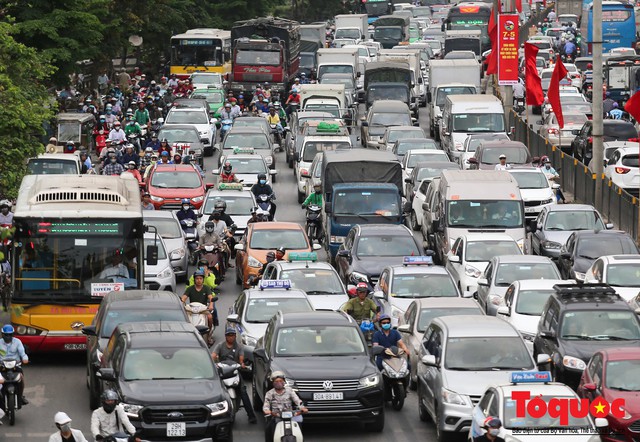 Người dân đổ về Hà Nội sau kì nghỉ, Hàng trăm ô tô xếp hàng dài 4km để vào thủ đô - Ảnh 12.