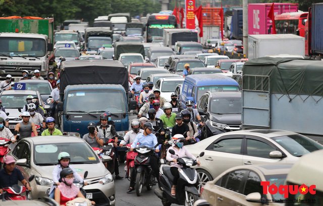 Người dân đổ về Hà Nội sau kì nghỉ, Hàng trăm ô tô xếp hàng dài 4km để vào thủ đô - Ảnh 11.