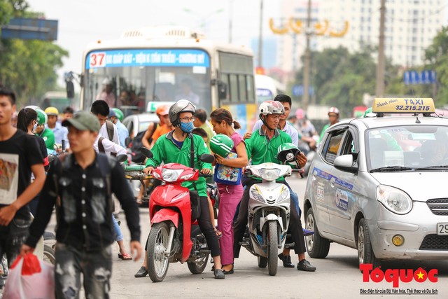 Người dân đổ về Hà Nội sau kì nghỉ, Hàng trăm ô tô xếp hàng dài 4km để vào thủ đô - Ảnh 13.