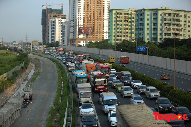 Người dân đổ về Hà Nội sau kì nghỉ, Hàng trăm ô tô xếp hàng dài 4km để vào thủ đô - Ảnh 3.