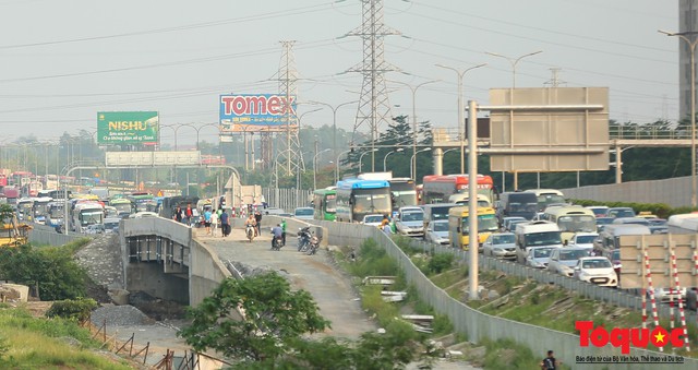 Người dân đổ về Hà Nội sau kì nghỉ, Hàng trăm ô tô xếp hàng dài 4km để vào thủ đô - Ảnh 5.