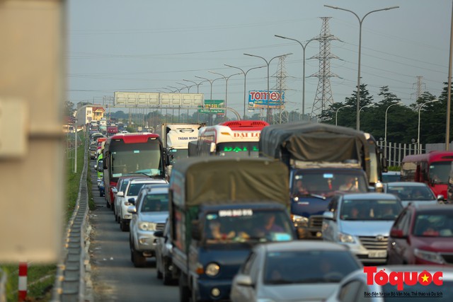 Người dân đổ về Hà Nội sau kì nghỉ, Hàng trăm ô tô xếp hàng dài 4km để vào thủ đô - Ảnh 2.