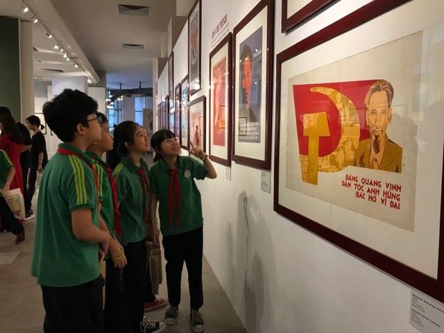 Xúc động với hàng trăm bức chân dung Chủ tịch Hồ Chí Minh qua tranh cổ động - Ảnh 4.