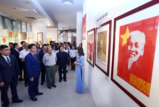 Xúc động với hàng trăm bức chân dung Chủ tịch Hồ Chí Minh qua tranh cổ động - Ảnh 2.